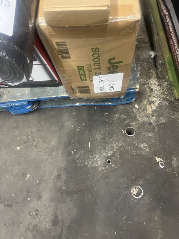 AUCT 6512 CAT 27 - Image 2