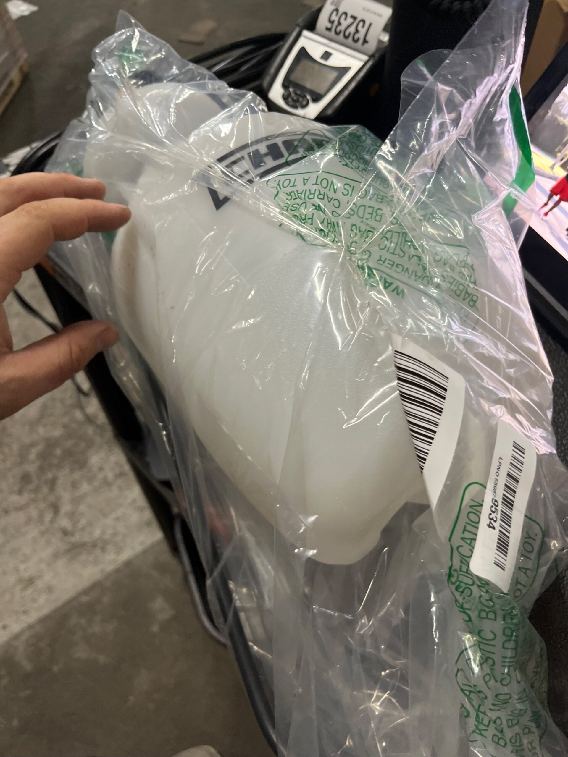 AUCT 13236 - Chapin 20004 Pump Sprayer, 1-Gallon SureSpray Translucent Ta - Image 5