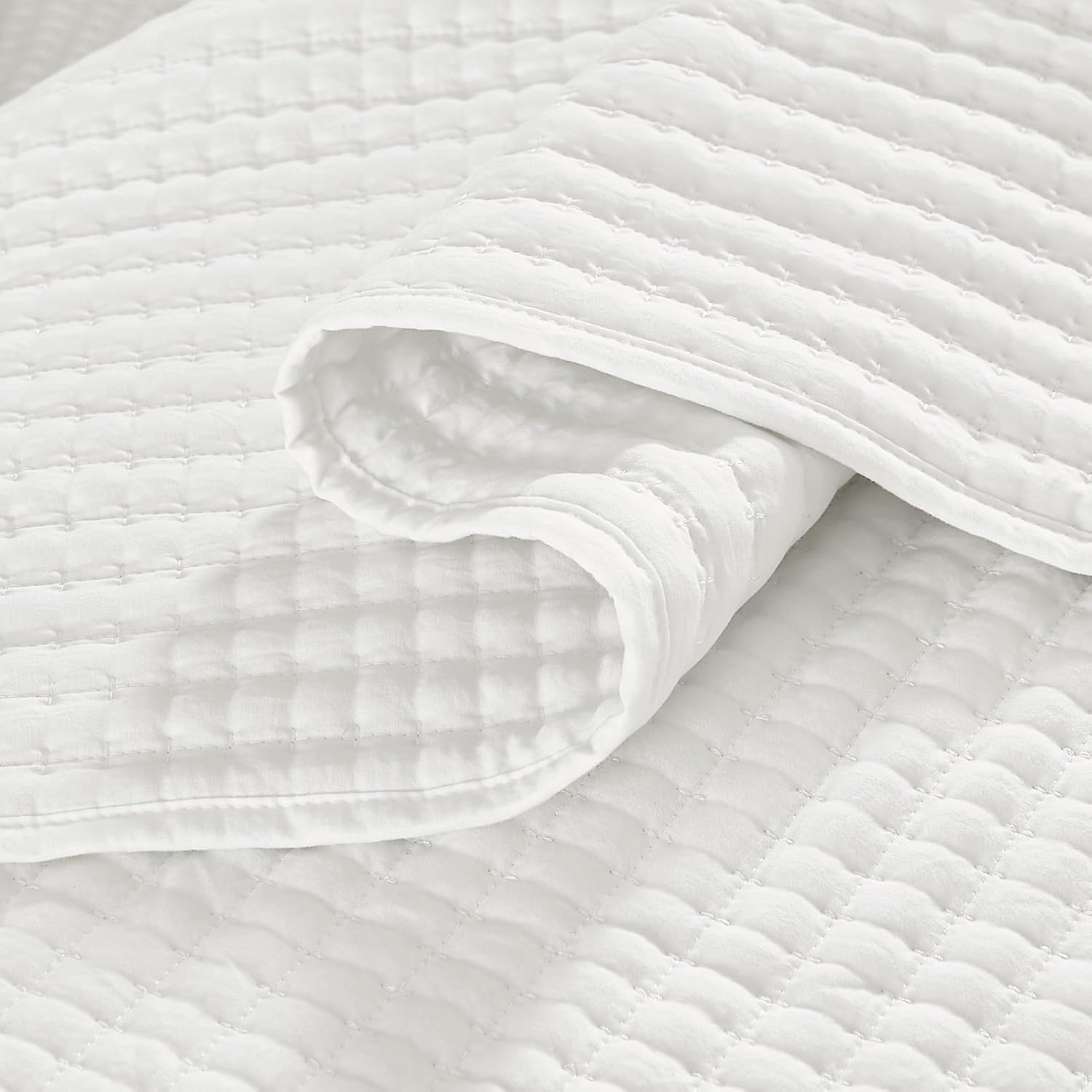AUCT 12447 - WRENSONGE White Quilt Set Queen Size-3 Pieces Lightweight Be - Image 4