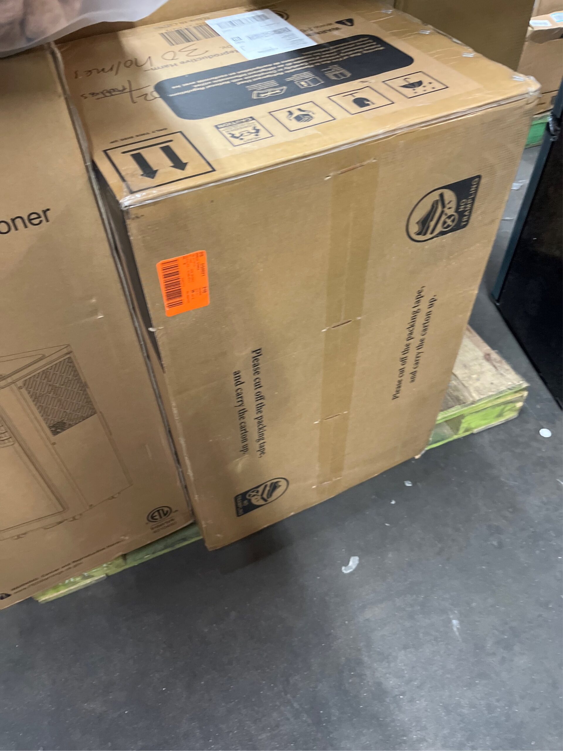 AUCT 14265 - $726 12,000 BTU 8,1000 DOE 115-V Window AirConditioner Throu - Image 5