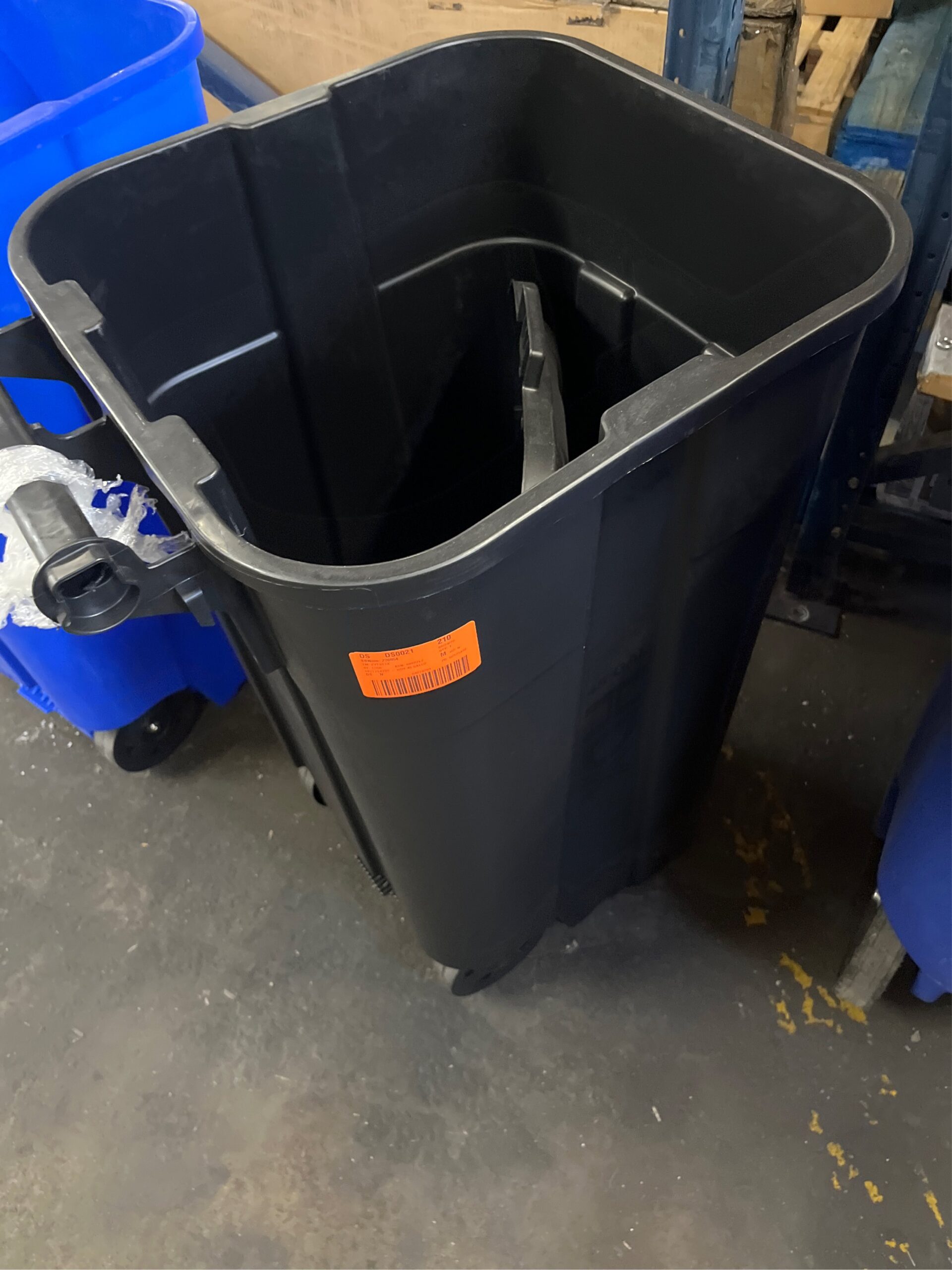AUCT 15456 - 45 Gal. Black Outdoor Vented Trash Can with Wheels, Attached Lid - Image 5