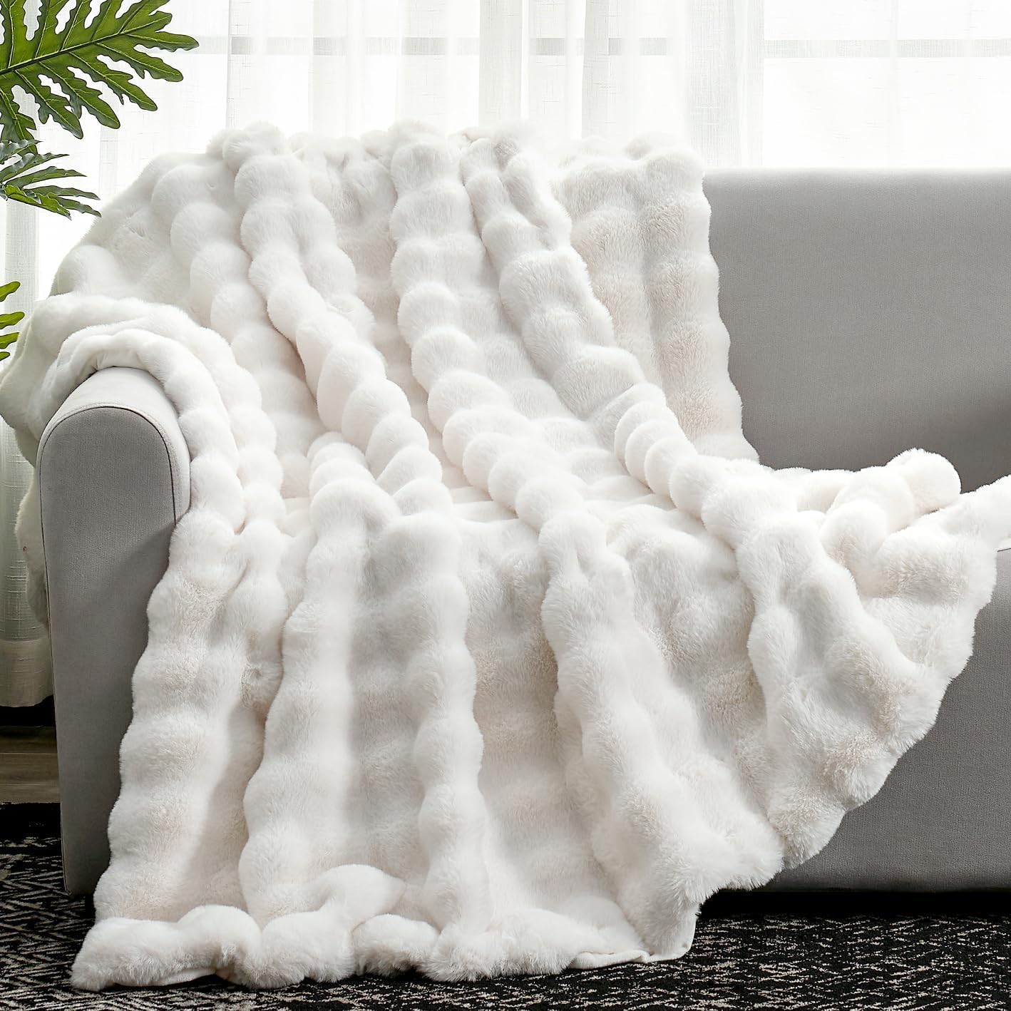 AUCT 14405 - $53 Cozy Bliss Faux Fur Throw Blanket for Couch, Fuzzy Soft