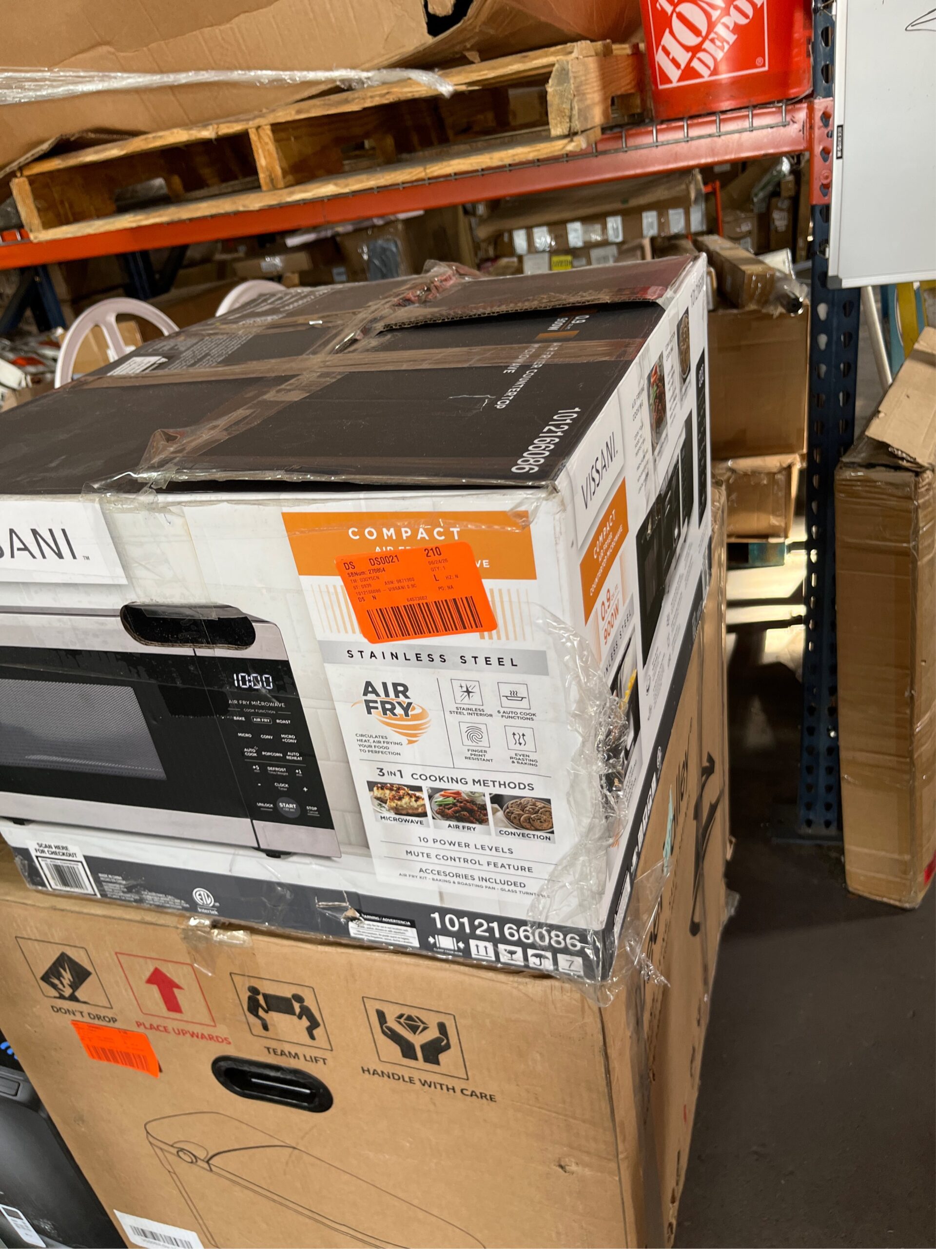 AUCT 14437 - $120 0.9 cu. ft. 900-Watt Countertop Convection Microwave in - Image 5