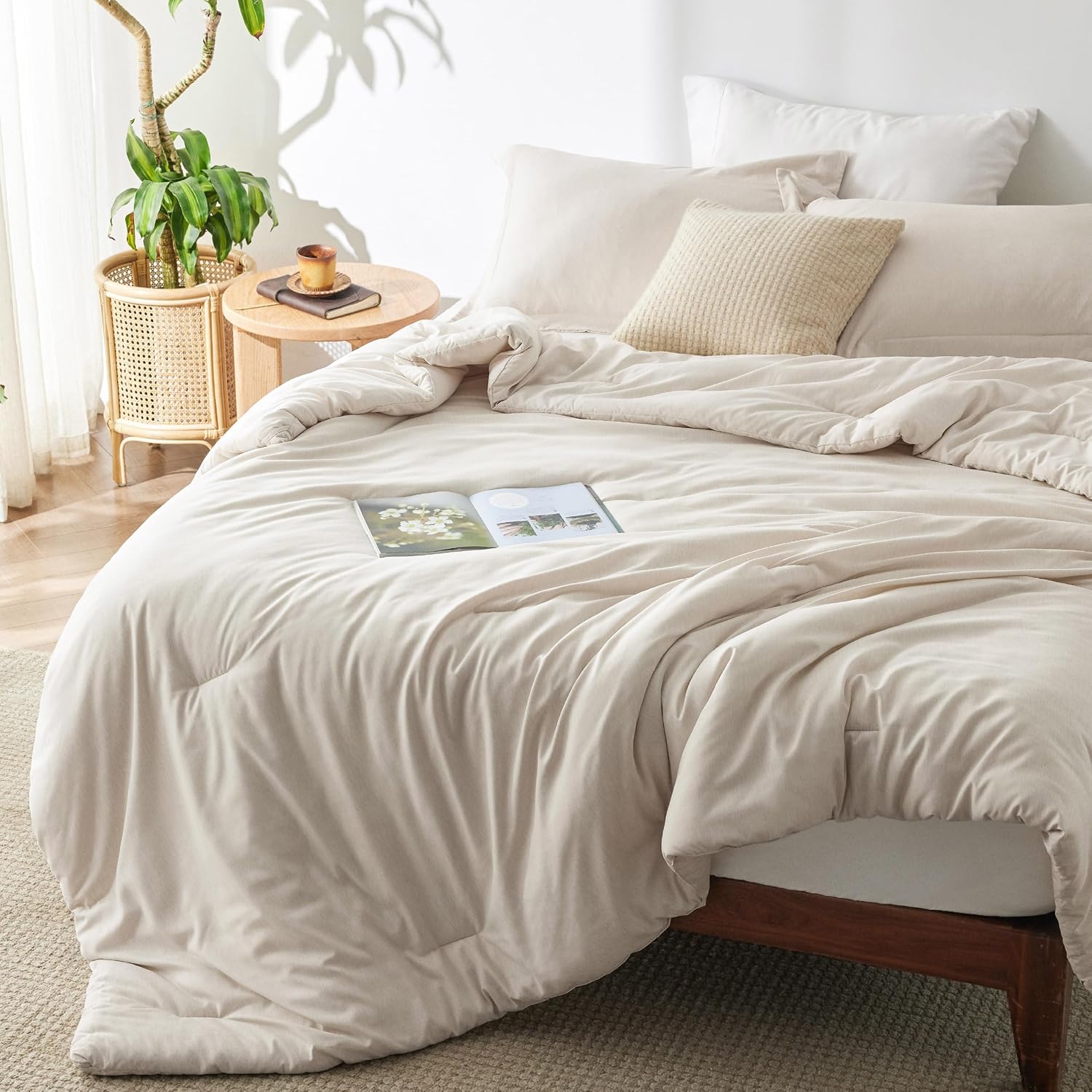 AUCT 20465 - Bedsure King Size Comforter Set, Beige Soft Cationic Dyed Bed Set 3 Pcs