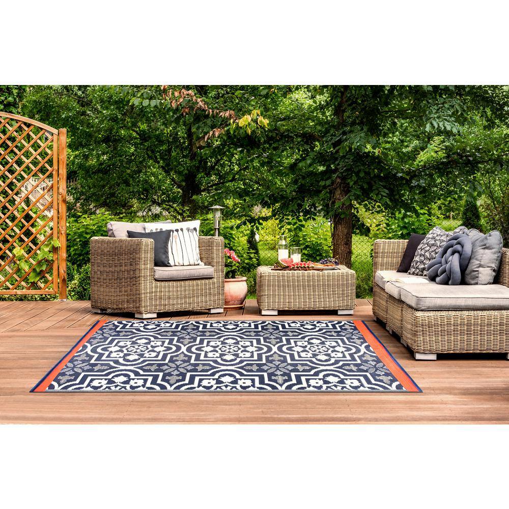 AUCT 21717e - 5 X 7'2Blue Lightweight New York Reversible Plastic Indoor Outdoor Area Rug - Image 4