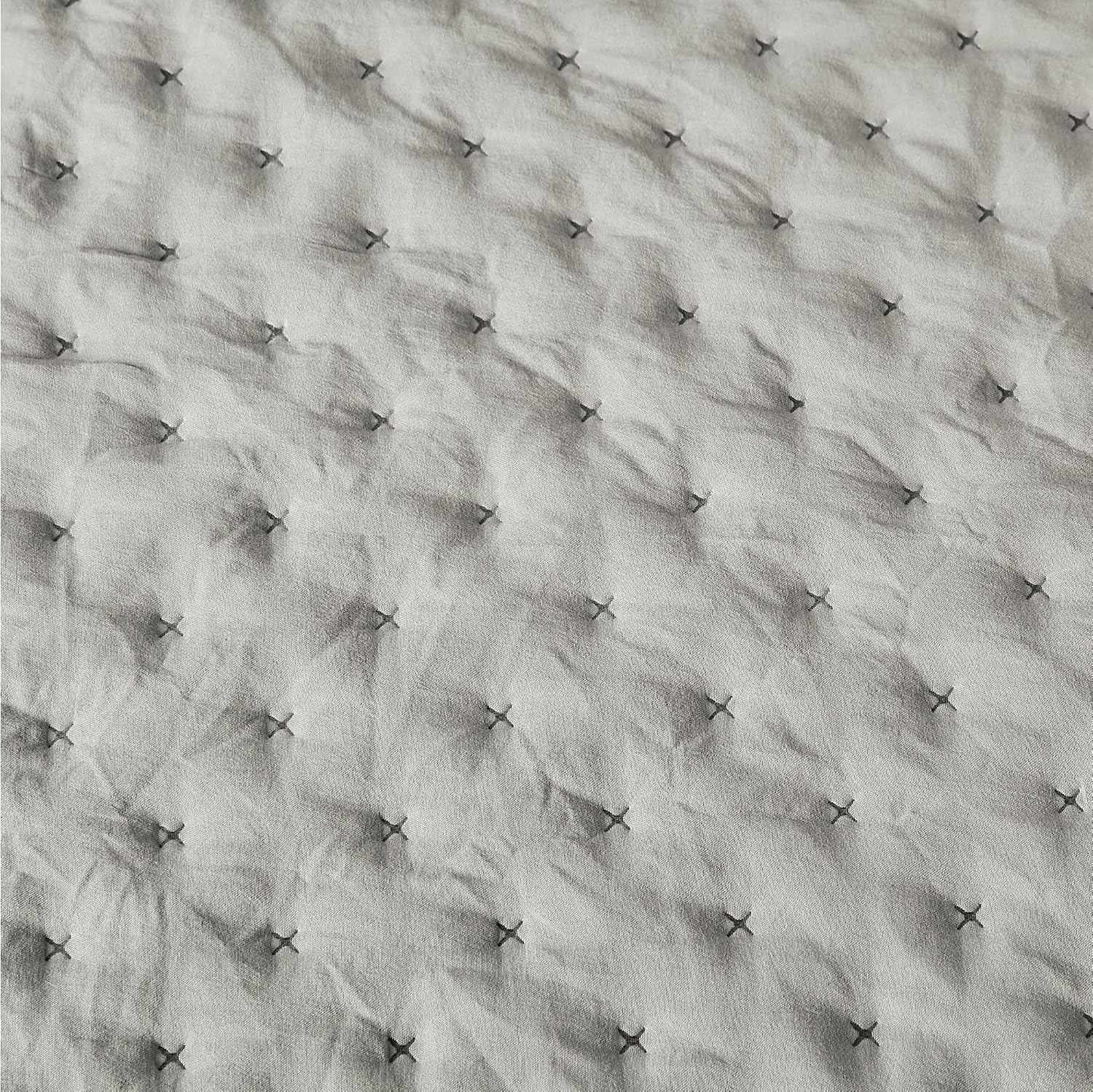 AUCT 22496 - Amazon Basics Brushed Microfiber Quilt Set, Extra Soft with Natural Texture, 3-Piece, Quee - Image 4