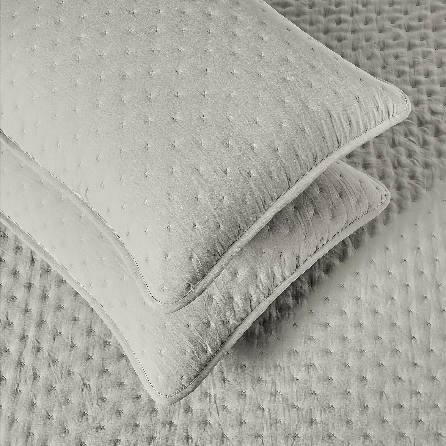 AUCT 22496 - Amazon Basics Brushed Microfiber Quilt Set, Extra Soft with Natural Texture, 3-Piece, Quee - Image 3