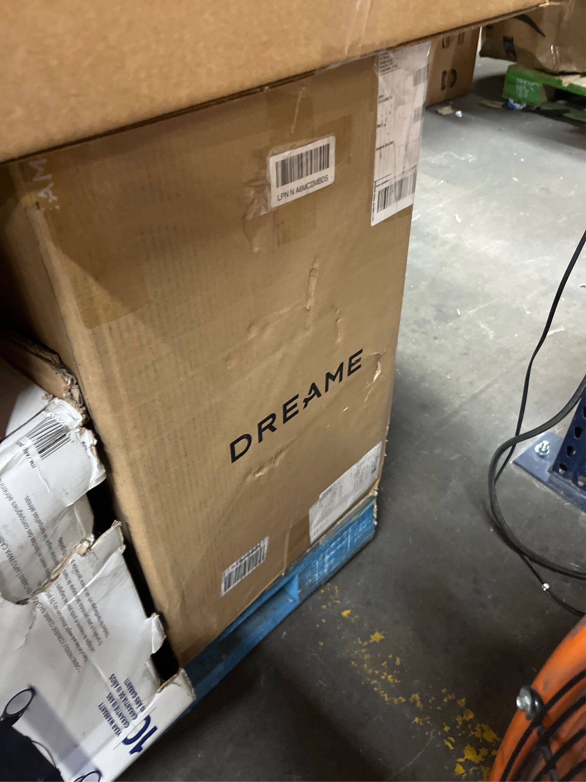 AUCT 21059 - $350 dreame L10s Pro Ultra Heat Robot Vacuum and Mop, 136 F (58 C) Mop Washing - Image 5