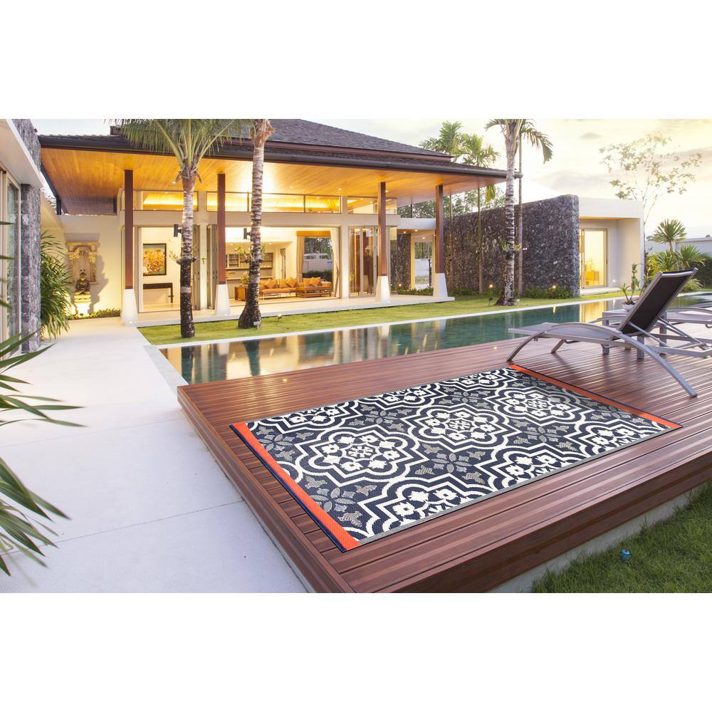 AUCT 21717e - 5 X 7'2Blue Lightweight New York Reversible Plastic Indoor Outdoor Area Rug - Image 2