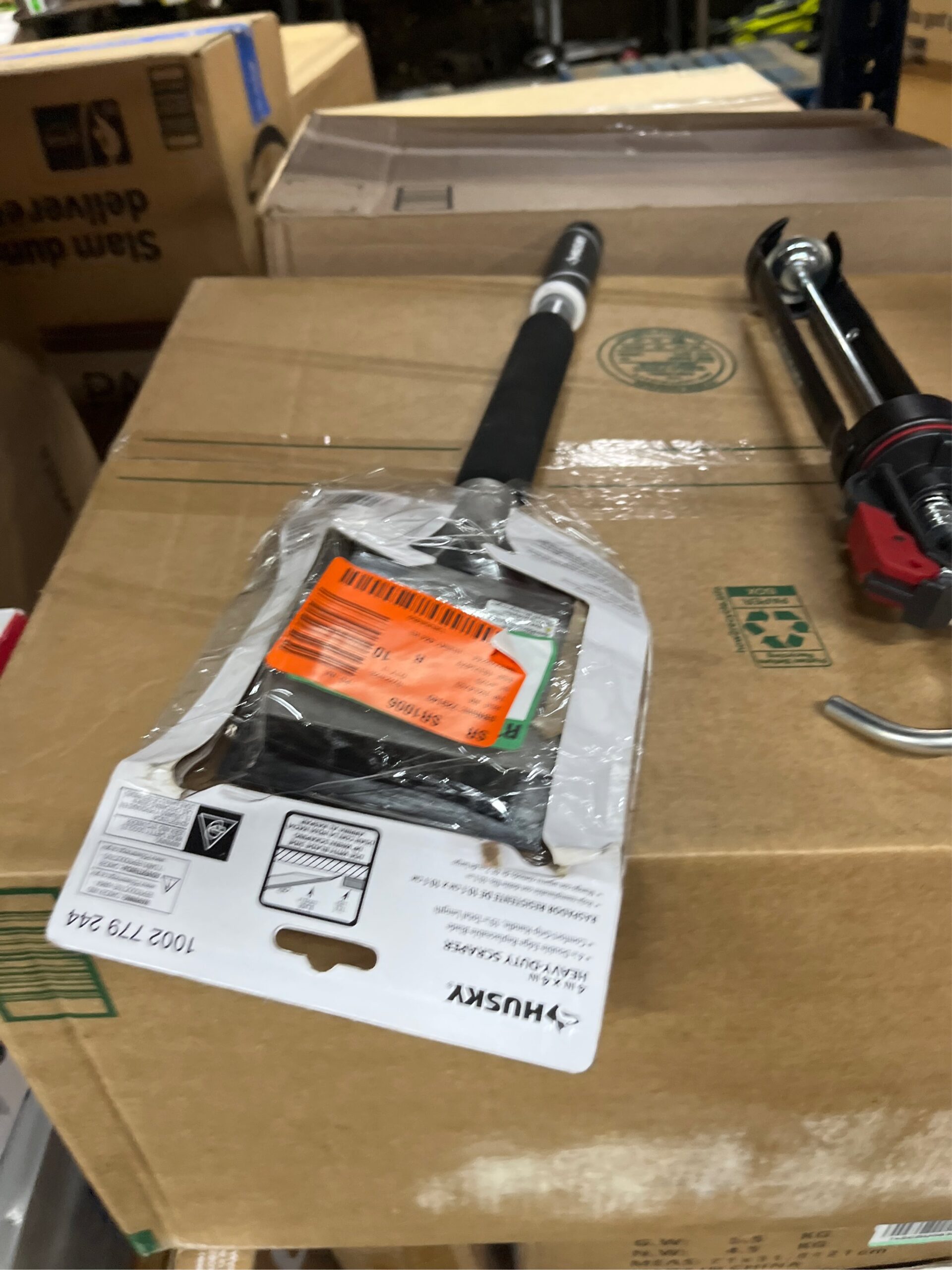 AUCT 21043 - 4IN FLOOR SCRAPER WITH HANDLE - Image 3