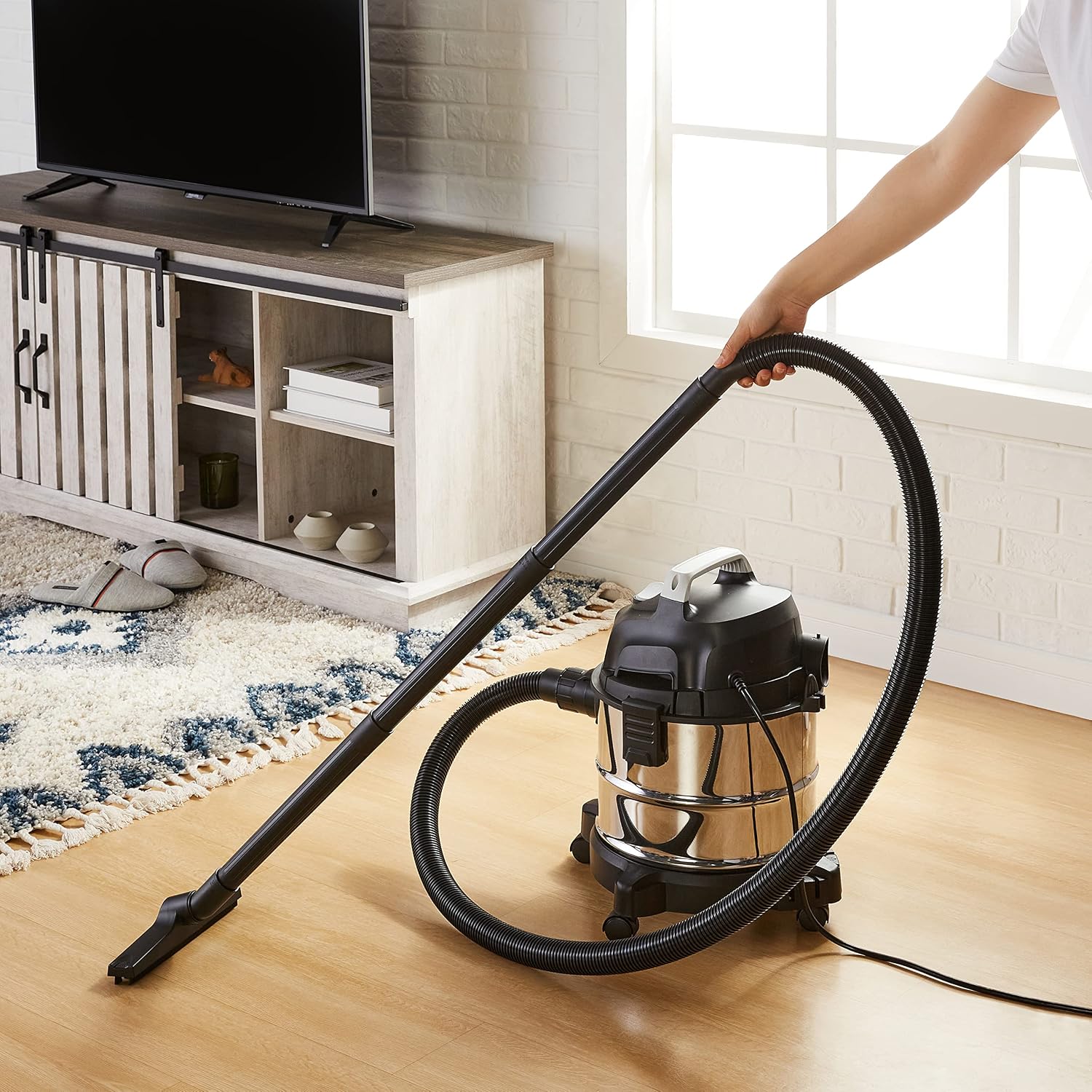 AUCT 24956 - Amazon Basics Wet Dry Shop Vacuum Cleaner, 4 Gallon, 3 HP Stainless Steel, Grey/Black - Image 2
