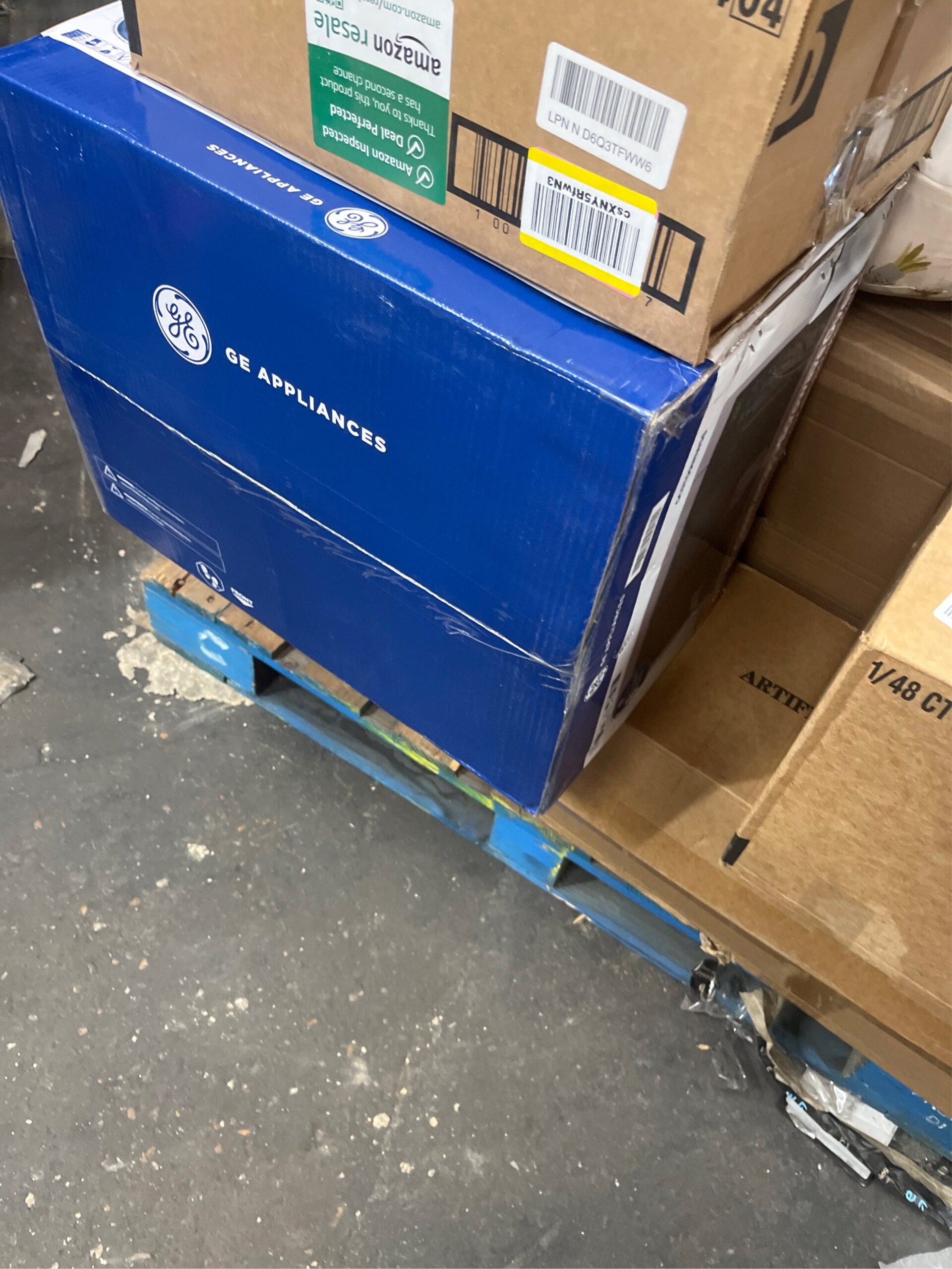 AUCT 24758 - $110 0.9 cu. ft. 900-Watt Countertop Microwave in Stainless Steel - Image 5